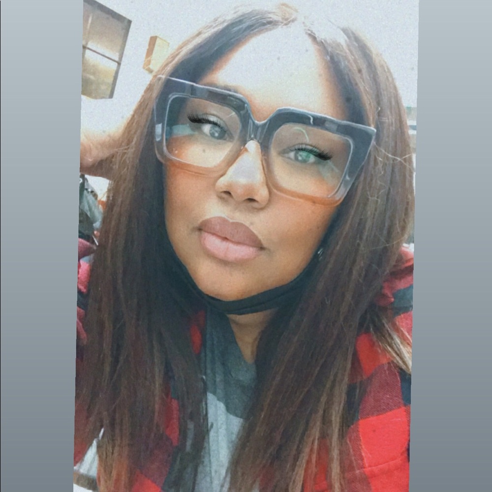 Meet your Posher, Alexis
